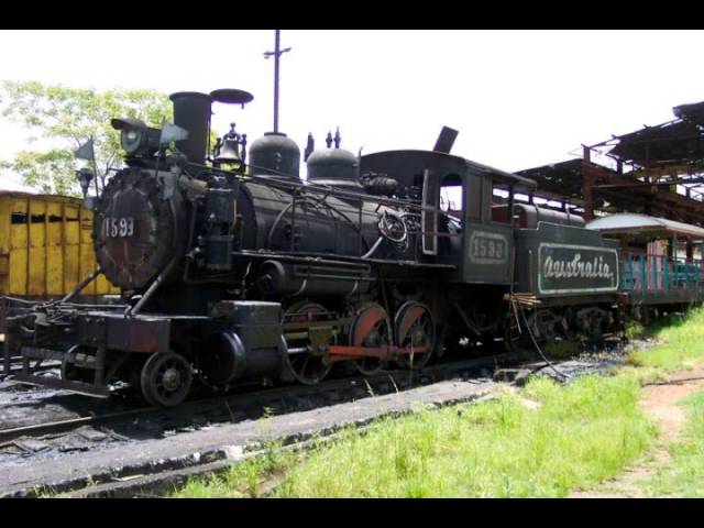 el sonido de un tren en la noche
